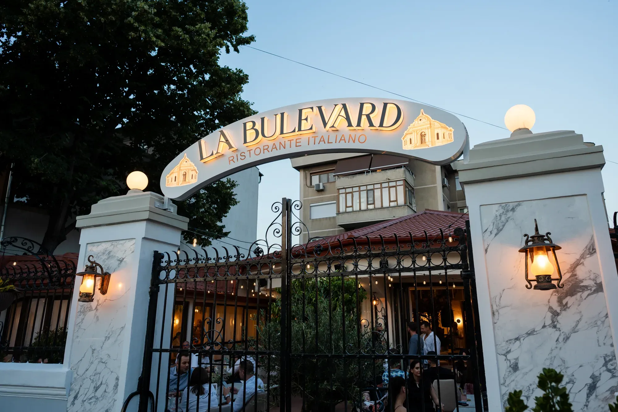 Interiorul contemporan al restaurantului La Bulevard